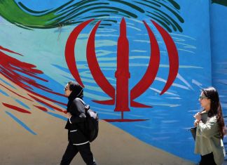 El acuerdo sin foto, el tuit corregido y el canciller lesionado detrás el pacto EE. UU.-Irán El acuerdo alcanzado entre Estados Unidos e Irán para empezar a poner fin a la guerra no dejó apretón de manos, foto solemne ni firma en una sala con banderas.