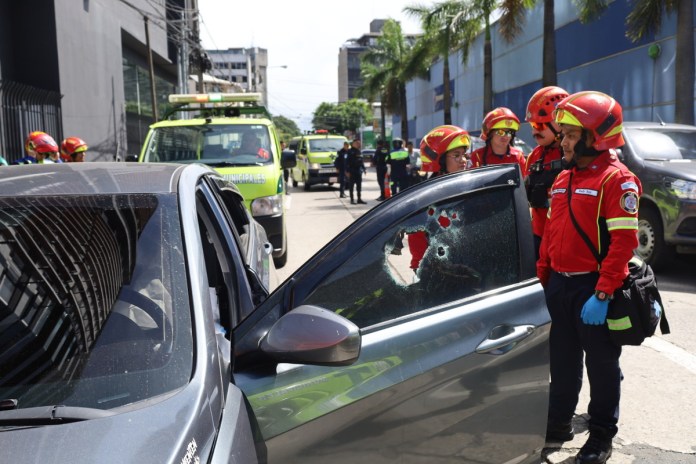 Imágenes evidencian cómo motorista y acompañante ejecutaron el ataque armado en zona 4 capitalina