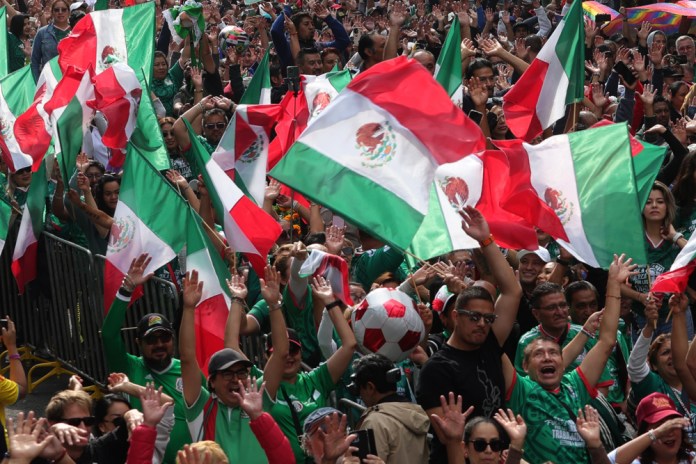 Entradas prohibitivas y televisión de pago, los mexicanos critican el Mientras se preparan para la inauguración, los mexicanos se quejan de los altos precios de las entradas. Foto: La Hora: EFE