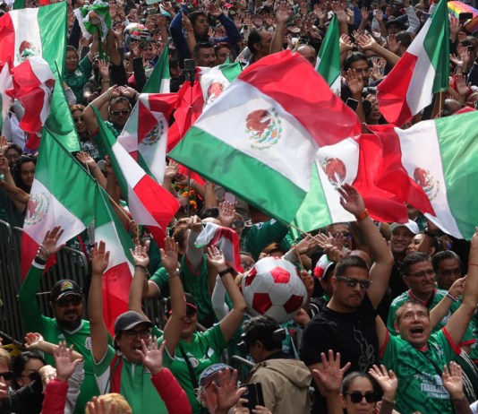 Mientras se preparan para la inauguración, los mexicanos se quejan de los altos precios de las entradas. Foto: La Hora: EFE