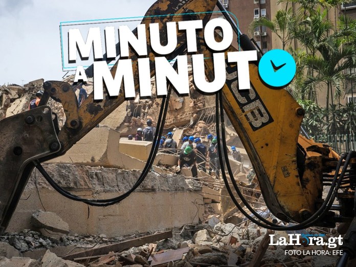 Voluntarios realizan las labores de remoción de escombros con maquinaria este jueves, en el municipio Chacao en Caracas por terremotos en Venezuela. Foto La Hora: EFE