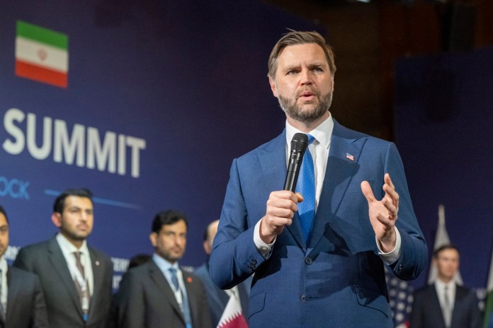 Vance dice que Ormuz El vicepresidente de EE.UU., JD Vance, durante las conversaciones entre Estados Unidos e Irán, mediadas por Pakistán y Catar, en la Cumbre del Lago de los Cuatro Cantones en el complejo hotelero de Bürgenstock en Obbuergen, cerca de Lucerna, Suiza.