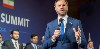 El vicepresidente de EE.UU., JD Vance, durante las conversaciones entre Estados Unidos e Irán, mediadas por Pakistán y Catar, en la Cumbre del Lago de los Cuatro Cantones en el complejo hotelero de Bürgenstock en Obbuergen, cerca de Lucerna, Suiza.