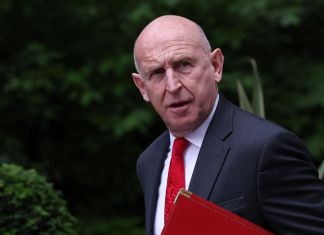 El ministro de Defensa británico, John Healey, presentó este jueves su dimisión, una decisión que tomó a todo el mundo por sorpresa.
