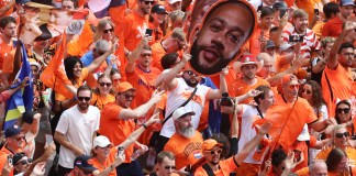 Cientos de aficionados de Países Bajos salen del downtown de Kansas City hacia el Arrowhead Stadium donde disputan esta noche frente a Túnez el partido del Mundial 2026. Foto La Hora: EFE