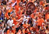 Cientos de aficionados de Países Bajos salen del downtown de Kansas City hacia el Arrowhead Stadium donde disputan esta noche frente a Túnez el partido del Mundial 2026. Foto La Hora: EFE