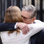 Keir Starmer (d), abraza a su esposa Victoria tras hacer una declaración a las puertas de Downing Street para anunciar su dimisión, este lunes, en Londres (Reino Unido). Foto: La Hora/EFE
