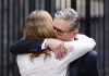 Keir Starmer (d), abraza a su esposa Victoria tras hacer una declaración a las puertas de Downing Street para anunciar su dimisión, este lunes, en Londres (Reino Unido). Foto: La Hora/EFE