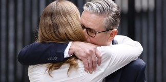 Keir Starmer, el primer ministro británico, anuncia su dimisión Keir Starmer (d), abraza a su esposa Victoria tras hacer una declaración a las puertas de Downing Street para anunciar su dimisión, este lunes, en Londres (Reino Unido). Foto: La Hora/EFE