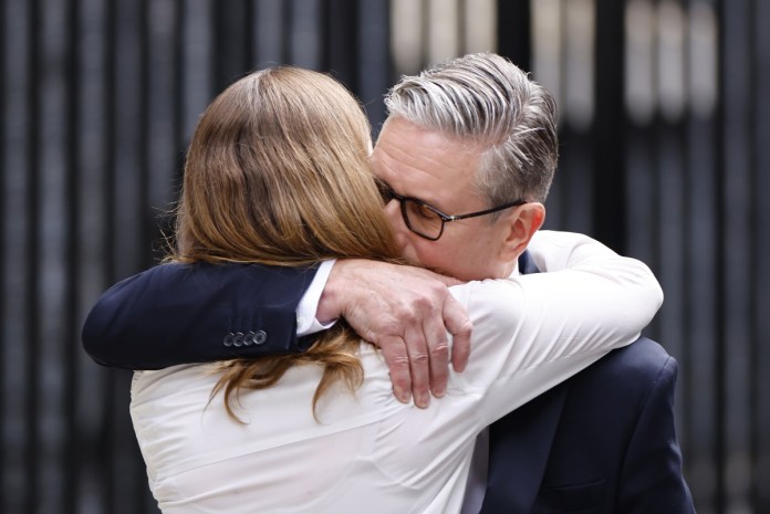 El primer ministro británico, Keir Starmer, anuncia su dimisión Keir Starmer (d), abraza a su esposa Victoria tras hacer una declaración a las puertas de Downing Street para anunciar su dimisión, este lunes, en Londres (Reino Unido). Foto: La Hora/EFE