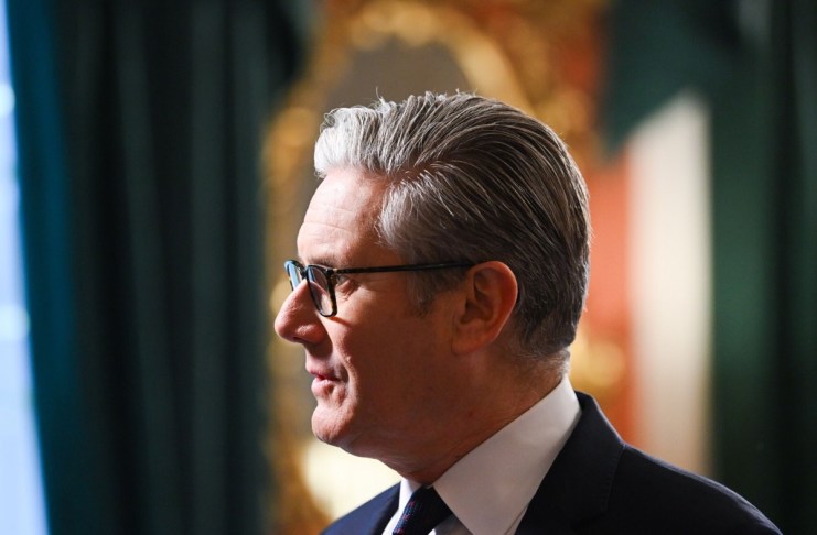 Claves de la dimisión de Starmer, que abre una sucesión que puede durar hasta septiembre El primer ministro británico, Keir Starmer, el pasado 15 de junio durante una reunión en Downing Street, en Londres.