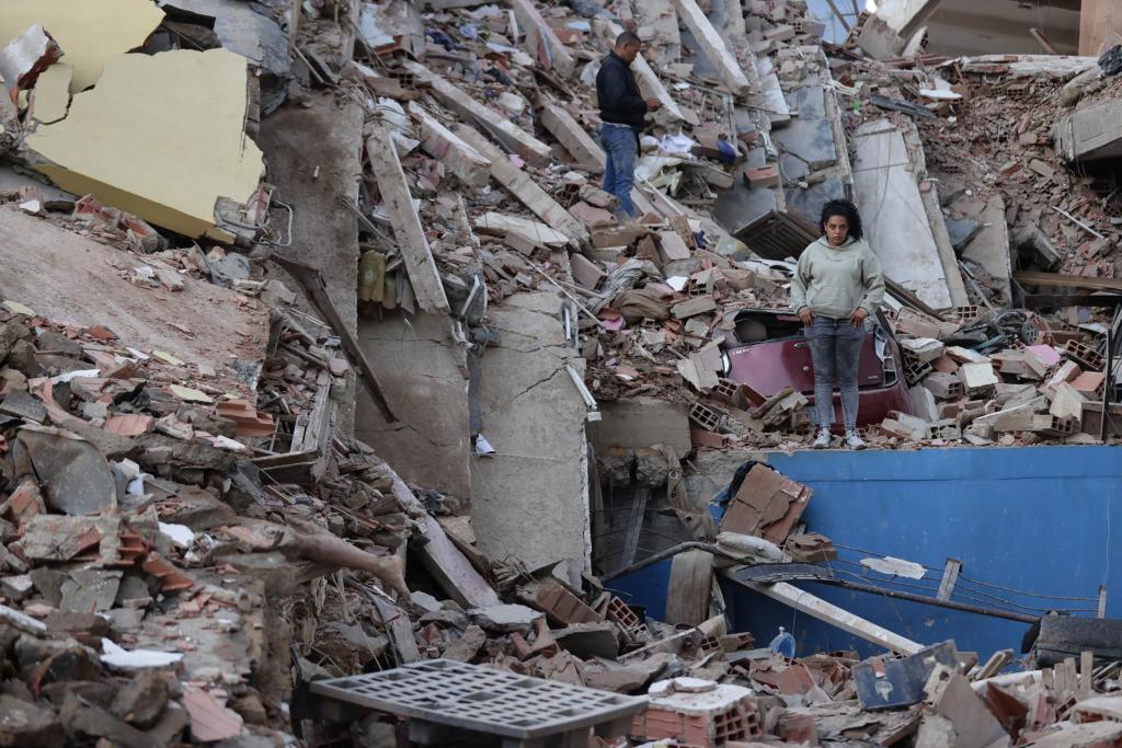 Edificios derrumbados y víctimas ha dejado el paso de dos terremotos la tarde del miércoles en Venezuela. Foto La Hora: EFE
