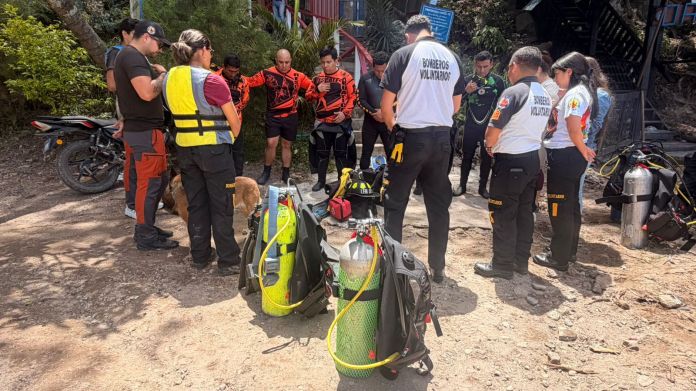 Bomberos Voluntarios finalizan búsqueda de piloto desaparecido en la Laguna de Ayarza. Foto La Hora: CVB.
