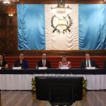 Imagen del lanzamiento de FILGUA 2026, donde aparecen sentados, de izquierda a derecha, la autora Denise Phé-Funchal, ministra Anabella Giracca, viceministro Emiliano Valdés, doctora Rigoberta Menchú, embajador alemán Hardy Boeckle, y presidente de la AGEG César Medina.