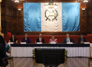 Filgua 2026 se inaugura el 7 de julio y apuesta por un Ecosistema del Libro Imagen del lanzamiento de FILGUA 2026, donde aparecen sentados, de izquierda a derecha, la autora Denise Phé-Funchal, ministra Anabella Giracca, viceministro Emiliano Valdés, doctora Rigoberta Menchú, embajador alemán Hardy Boeckle, y presidente de la AGEG César Medina.