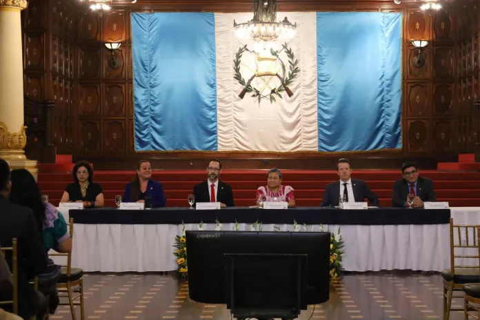 Lanzamiento de FILGUA 2026 Imagen del lanzamiento de FILGUA 2026, donde aparecen sentados, de izquierda a derecha, la autora Denise Phé-Funchal, ministra Anabella Giracca, viceministro Emiliano Valdés, doctora Rigoberta Menchú, embajador alemán Hardy Boeckle, y presidente de la AGEG César Medina.