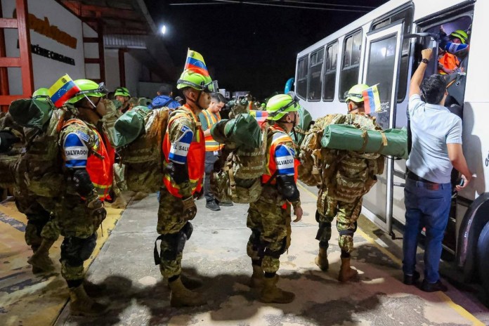 Llegada a Venezuela de un equipo de rescatistas, personal médico y perros de rescate enviados desde El Salvador para apoyar en las labores de búsqueda y rescate en el país sudamericano, golpeado el miércoles por dos fuertes terremotos. Foto La Hora: EFE