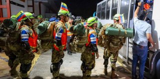 Llegada a Venezuela de un equipo de rescatistas, personal médico y perros de rescate enviados desde El Salvador para apoyar en las labores de búsqueda y rescate en el país sudamericano, golpeado el miércoles por dos fuertes terremotos. Foto La Hora: EFE