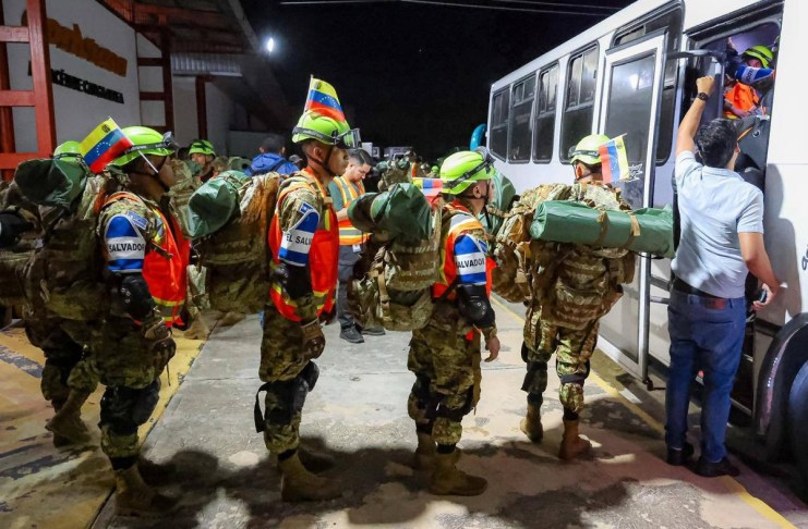 Llegada a Venezuela de un equipo de rescatistas, personal médico y perros de rescate enviados desde El Salvador para apoyar en las labores de búsqueda y rescate en el país sudamericano, golpeado el miércoles por dos fuertes terremotos. Foto La Hora: EFE