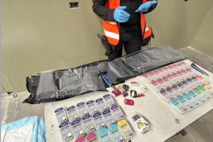 Localización de cigarrillos electrónicos en una bodega aeroportuaria. Foto La Hora: PNC