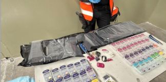 Localización de cigarrillos electrónicos en una bodega aeroportuaria. Foto La Hora: PNC