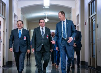 Combate a los carteles, tráfico de personas y cooperación: la agenda de García Luna y Villeda en EE. UU. El Ministro de Gobernación, Marco Antonio Villeda, el fiscal general, Gabriel García Luna, caminan junto a una autoridad el Departamento de Justicia. Foto La Hora: Mingob.