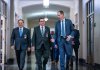 Combate a los carteles, tráfico de personas y cooperación: la agenda de García Luna y Villeda en EE. UU. El Ministro de Gobernación, Marco Antonio Villeda, el fiscal general, Gabriel García Luna, caminan junto a una autoridad el Departamento de Justicia. Foto La Hora: Mingob.