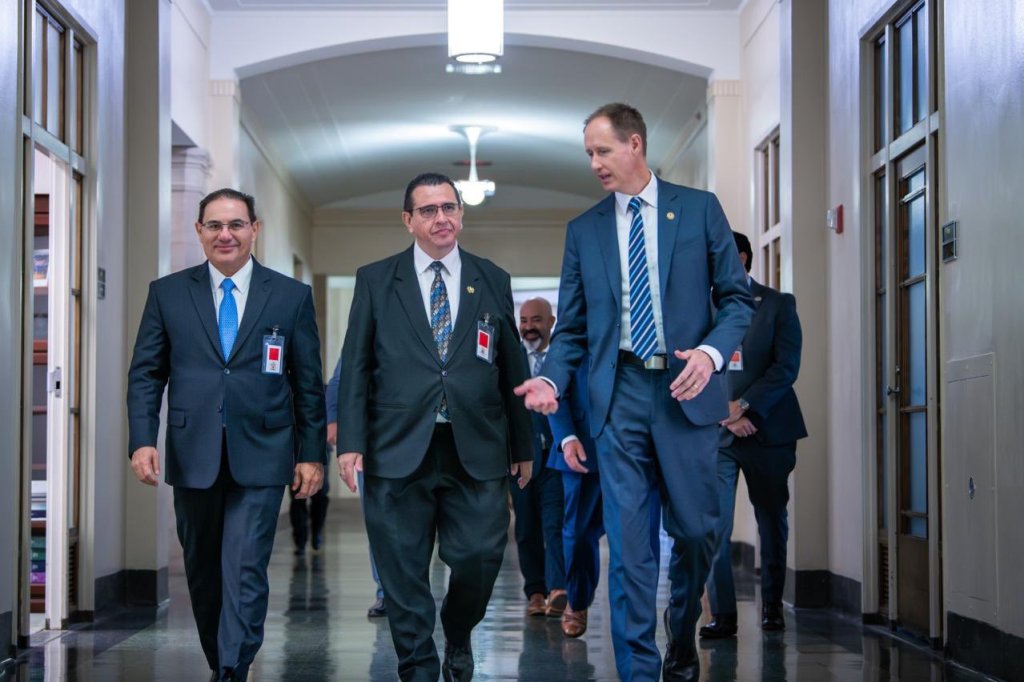 El Ministro de Gobernación, Marco Antonio Villeda, el fiscal general, Gabriel García Luna, caminan junto a una autoridad del Departamento de Justicia. Foto La Hora: Mingob.