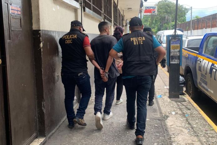 Madre e hijo capturados por los delitos de uso fraudulento de tarjetas de credito o debito y robo agravado Madre e hijo capturados por los delitos de uso fraudulento de tarjetas de crédito o débito y robo agravado. Foto La Hora: PNC
