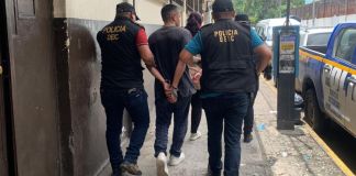 Madre e hijo son señalados de uso fraudulento de tarjetas de crédito o débito y robo agravado Madre e hijo capturados por los delitos de uso fraudulento de tarjetas de crédito o débito y robo agravado. Foto La Hora: PNC