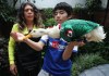 De vendedor ambulante a estrella global: Merlín es la sensación con alas del Mundial 2026 en México Karla Gómez y su hijo Cristian posan con su pato Merlín se han convertido en el centro de atención en el Mundial 2026. Foto La Hora: EFE