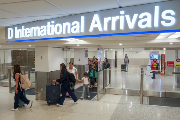 El impacto económico del aeropuerto de Miami alcanza récord de 212.000 millones de dólares El impacto económico del aeropuerto de Miami alcanza récord de USD 212 mil dólares. Foto La Hora: EFE