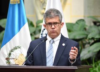 Caso Remdesivir suma cuarta denuncia y expone beneficios para Aviv Farmacéutica y La Botica durante pandemia Ministro de Salud, Joaquín Barnoya, en el Palacio Nacional de la Cultura, introduciendo los nuevos hallazgos del caso Remdesivir.