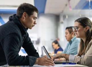 En la conferencia Internacional del Trabajo, el gobierno afirmo que 85 mil personas han sido beneficiadas con servicios de empleo. Sin embargo más del 60% de la población vive en la informalidad.