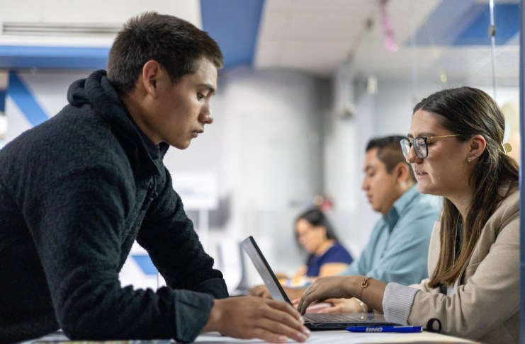 85 mil personas beneficiadas con servicios de empleo, pero informalidad aún afecta a más del 60% de trabajadores En la conferencia Internacional del Trabajo, el gobierno afirmo que 85 mil personas han sido beneficiadas con servicios de empleo. Sin embargo más del 60% de la población vive en la informalidad.