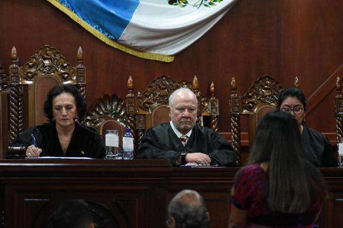 La presidenta de la Corte de Constitucionalidad, Anabella Morfin, y el magistrado Roberto Molina Barreto. Foto La Hora: José Orozco.