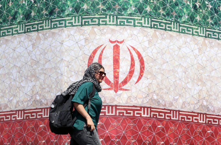 Mujer frente a bandera de Irán
