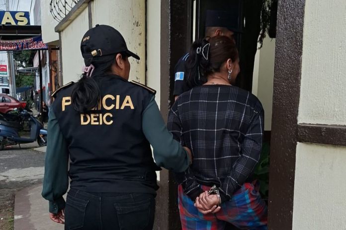 Mujer presuntamente implicada en el robo de joyas valoradas en Q600 mil. Foto La Hora: PNC
