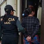 Mujer presuntamente implicada en el robo de joyas valoradas en Q600 mil. Foto La Hora: PNC