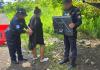 Intentaba ingresar un televisor a reos en la Granja Canadá y termina detenida. Foto La Hora: PNC.