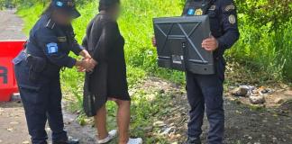 Intentaba ingresar un televisor a reos en la Granja Canadá y termina detenida Intentaba ingresar un televisor a reos en la Granja Canadá y termina detenida. Foto La Hora: PNC.