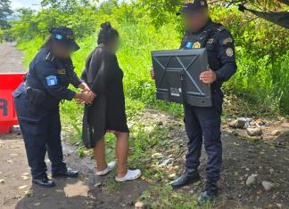 Intentaba ingresar un televisor a reos en la Granja Canadá y termina detenida Intentaba ingresar un televisor a reos en la Granja Canadá y termina detenida. Foto La Hora: PNC.