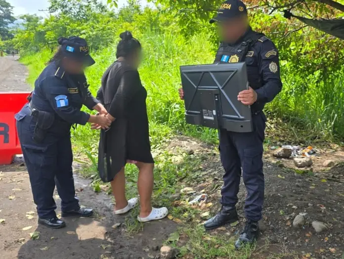 Mujer Intentaba ingresar un televisor a reos en la Granja Canadá y termina detenida. Foto La Hora: PNC.