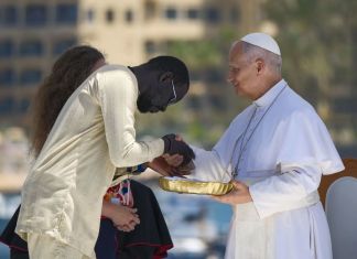 El papa a Europa: «No se puede hablar de dignidad y dejar que los mares sean cementerios» El papa León XIV recibe flores de dos voluntarios para protagonizar una ofrenda floral en el mar en recuerdo de los migrantes muertos. Foto La Hora: EFE