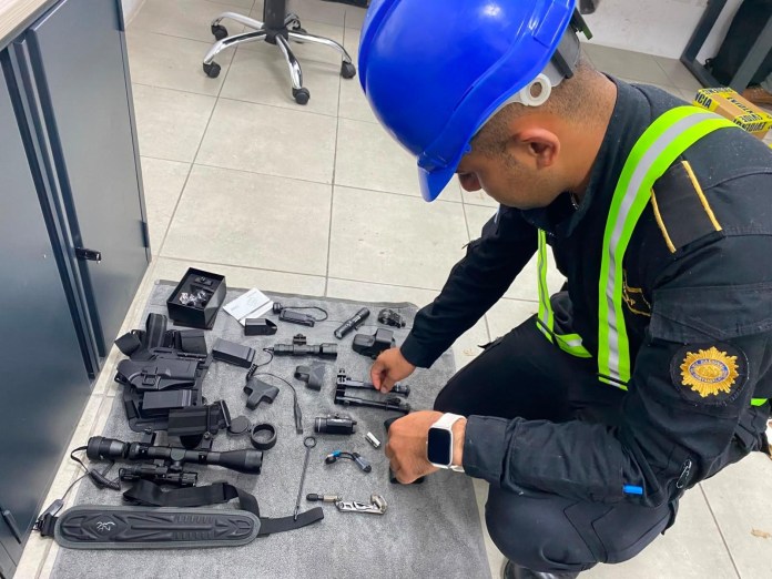 PNC armas Puerto Santo Tomás de Castilla suma 130 armas decomisadas en medio de una ofensiva contra el tráfico ilegal desde EE. UU.