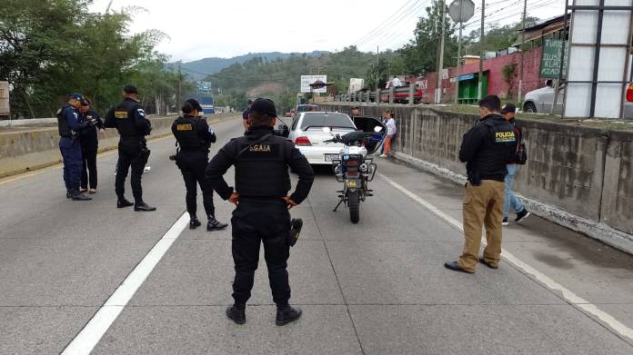 Mujeres detenidas en ruta al Atlántico transportaban dinero oculto en el tablero de un vehículo. Foto La Hora: PNC.