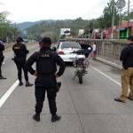 Mujeres detenidas en ruta al Atlántico transportaban dinero oculto en el tablero de un vehículo. Foto La Hora: PNC.