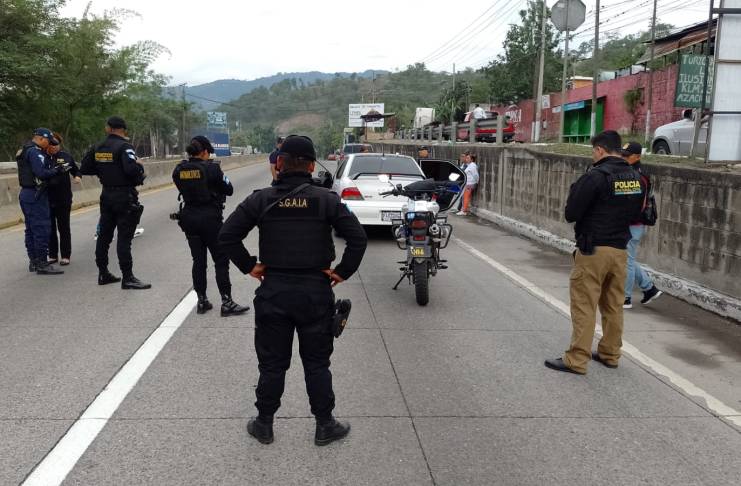 Mujeres detenidas en ruta al Atlántico transportaban dinero oculto en el tablero de un vehículo. Foto La Hora: PNC.