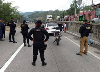 Mujeres detenidas en ruta al Atlántico transportaban dinero oculto en el tablero de un vehículo Mujeres detenidas en ruta al Atlántico transportaban dinero oculto en el tablero de un vehículo. Foto La Hora: PNC.