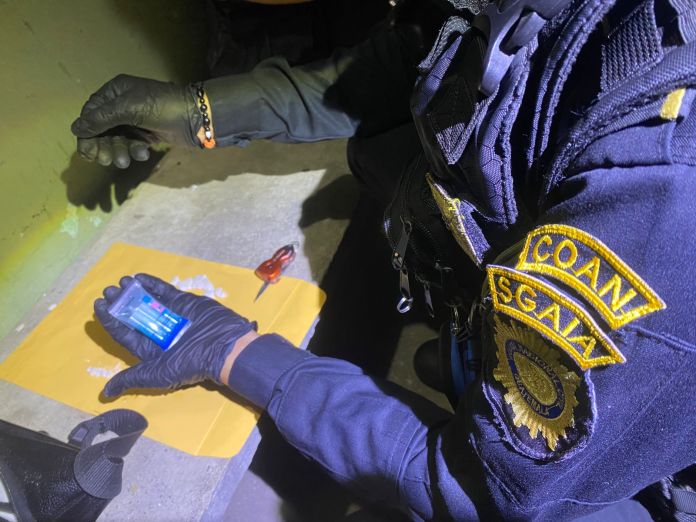 Dos tripulantes de un vehículo habrían ingerido droga para evitar la captura de una mujer en Retalhuleu. Foto La Hora: PNC.